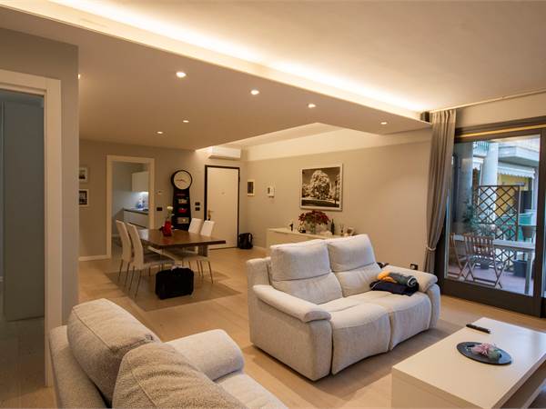 Appartamento con Ampio Terrazzo Vista Lago